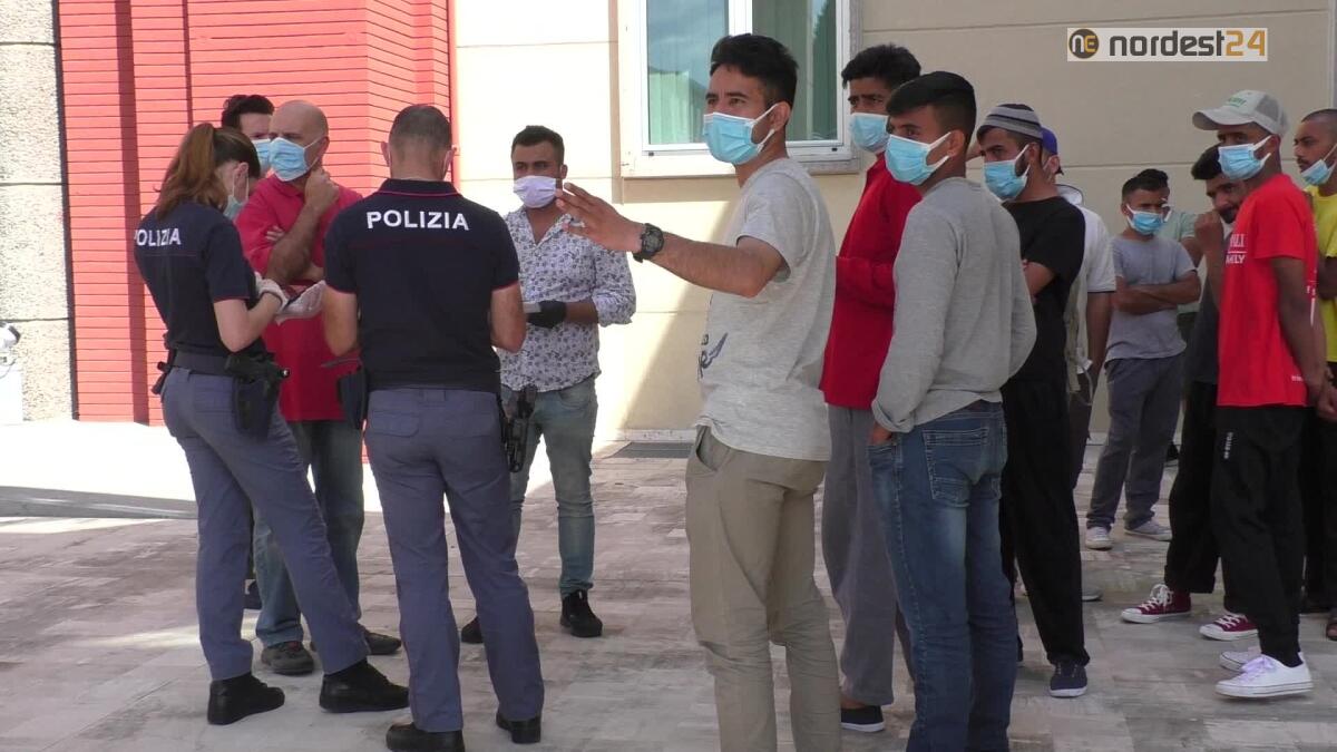 Pordenone. Migranti in rivolta per vitto e cibo: 400 euro di multa - 