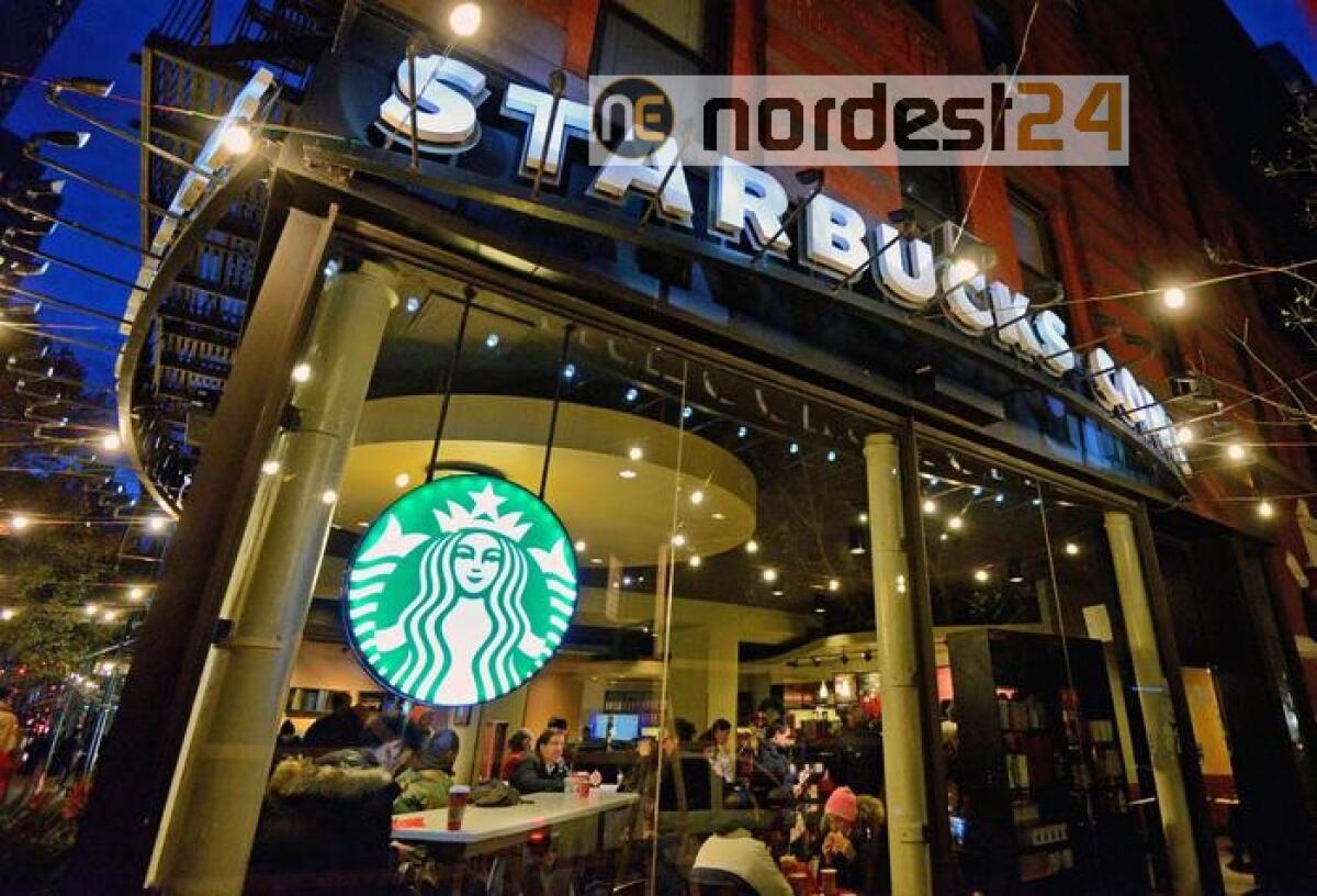 Dietrofront Starbucks su look pro Blm - 