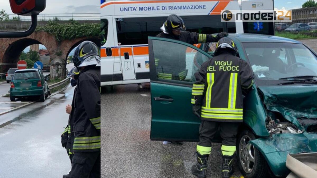 Schianto contro la cuspide del guard rail: 2 feriti - 