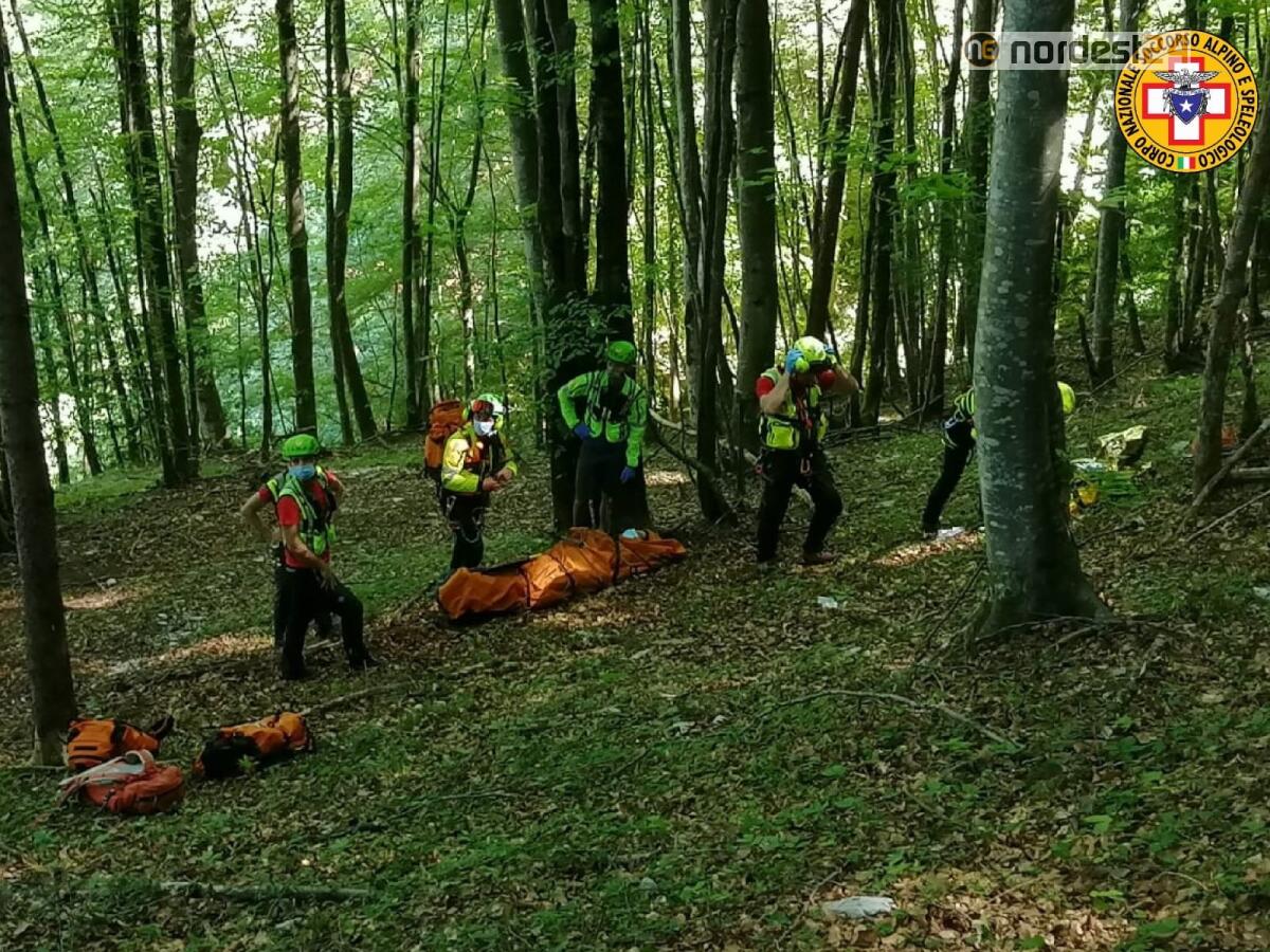 Fungaiola 62enne ruzzola nel bosco: soccorsa con l'elicottero - 