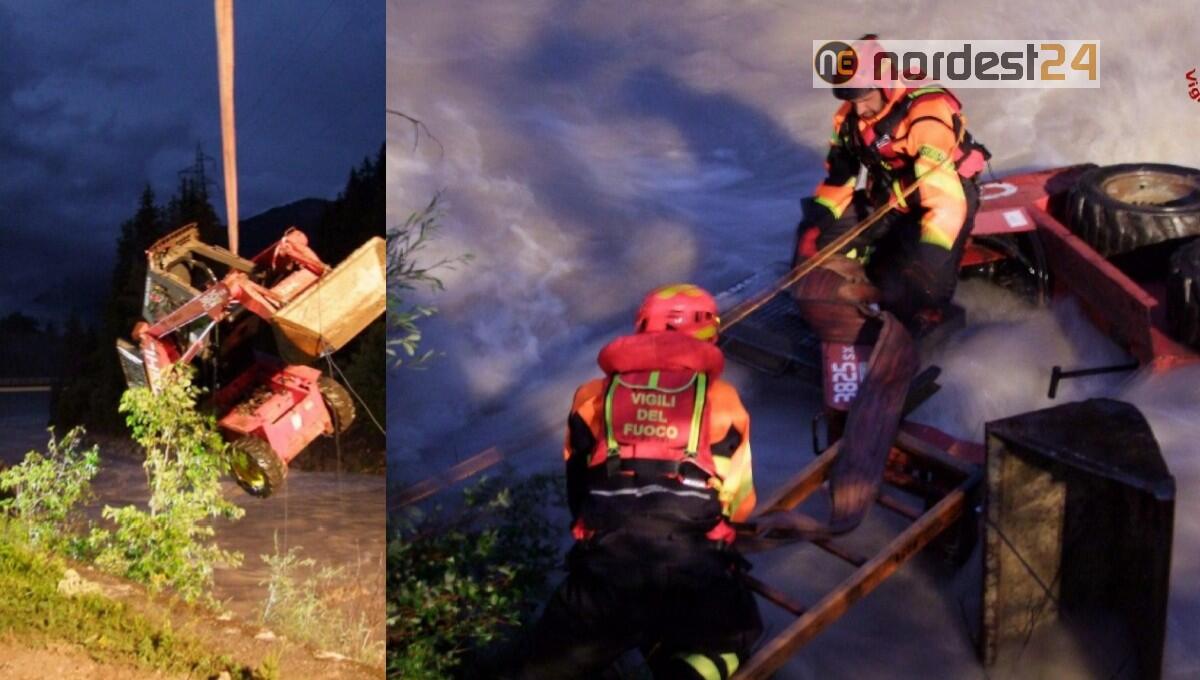 Finisce nel torrente con la pala gommata: recuperato con l'autogrù - 