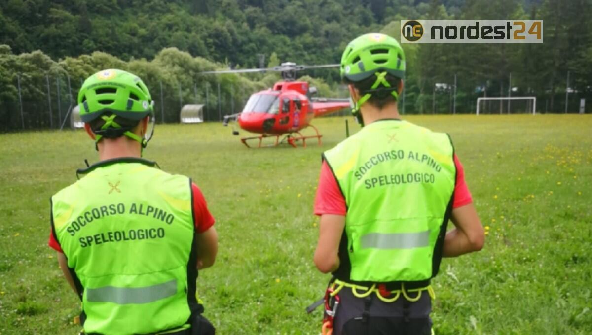 Soccorso un ragazzo mentre perlustrano il sentiero per il Bivacco Dell'Asta - 