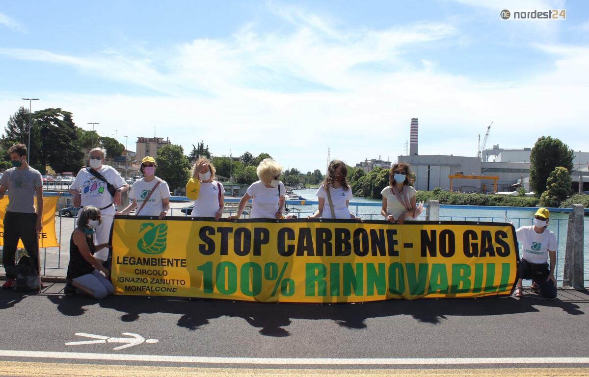 Ecoblitz di Legambiente alla centrale a carbone di Monfalcone - 