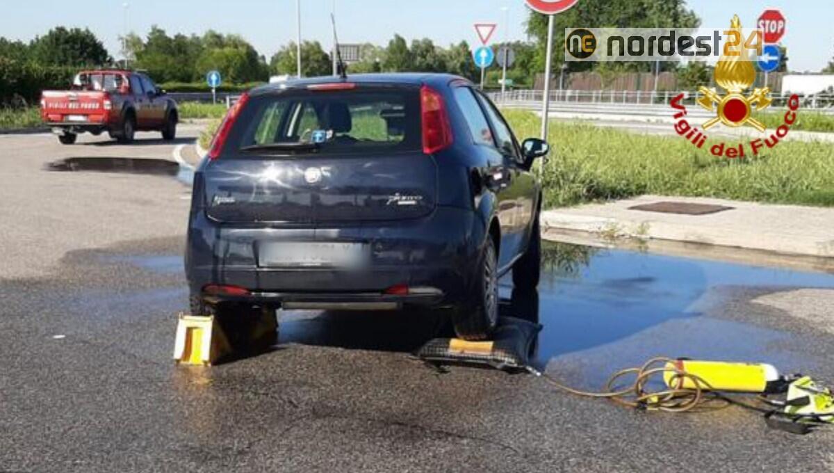 Si rompe il tappo in A4 e perde il gas dall'auto: intervento dei pompieri - 