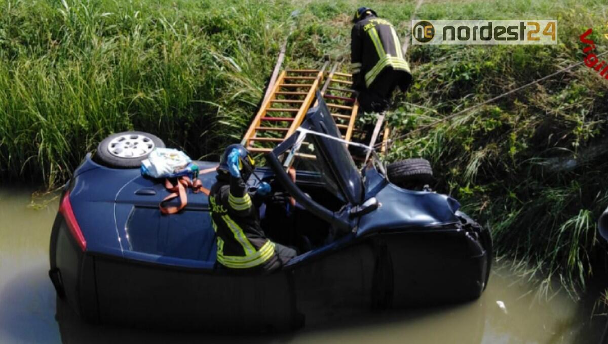 Auto di traverso nel canale: incastrata e ferita una donna - 