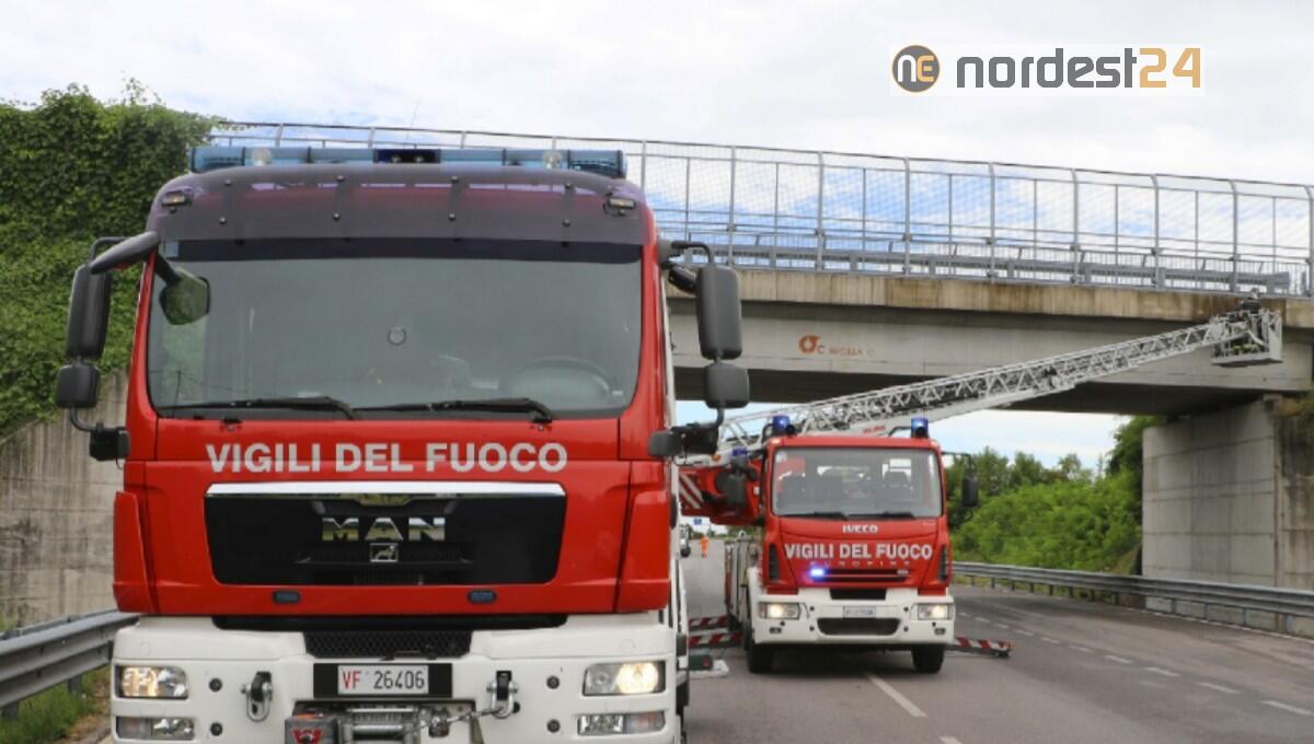 Cadono calcinacci dal cavalcavia: intervento dei pompieri - 