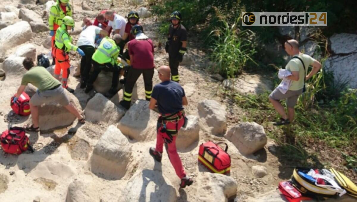 Bagno nel torrente con gli amici finisce in tragedia: morto 25enne - 