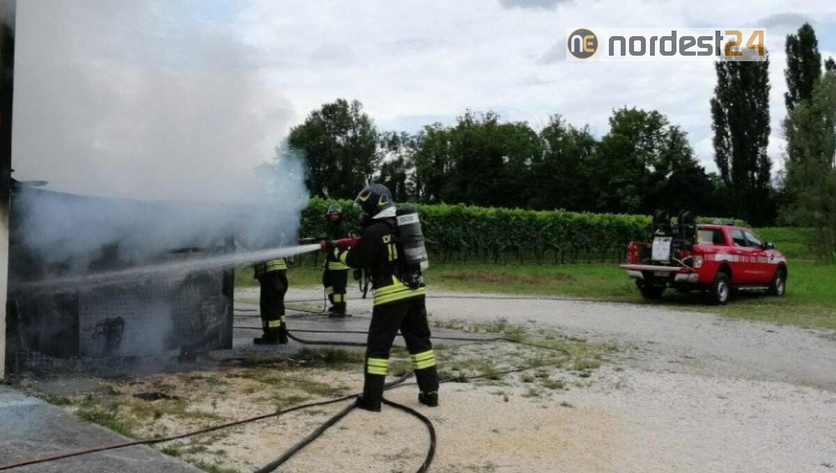 Incendio di un deposito a Fratta di Caneva (PN) - 