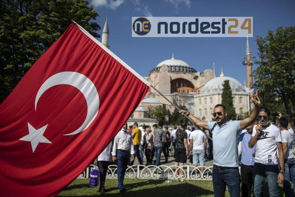 Santa Sofia, icone cristiane coperte durante culto islamico - 