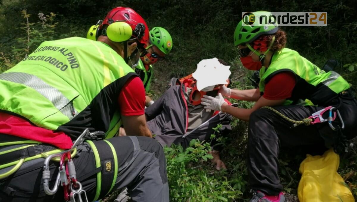 Cade in discesa e si infortuna: 25enne soccorsa sui monti ad Aviano - 