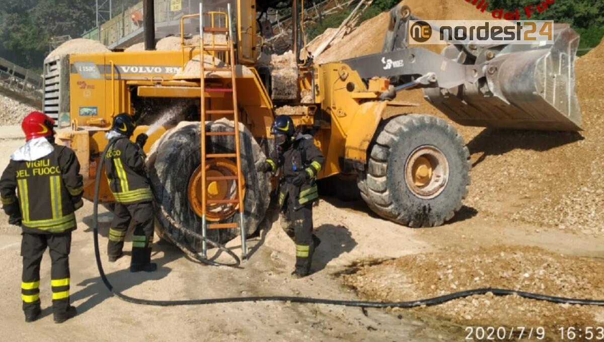 Incendio di una pala gommata all'interno di una cava di ghiaia - 