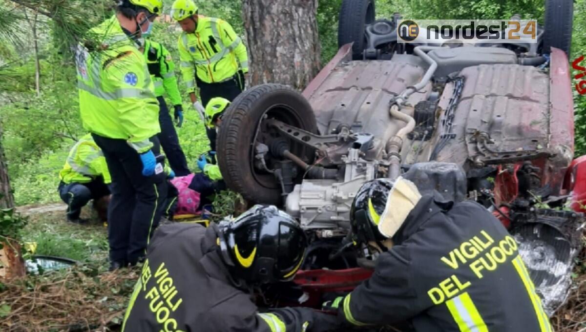 Incidente a Muggia: precipita con l'auto in una scarpata - 