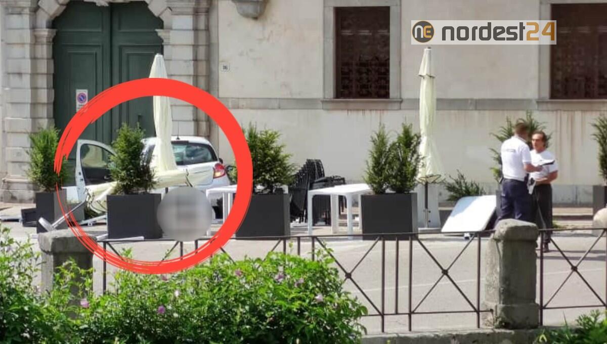 Udine. Perde il controllo dell'auto e piomba sui tavolini: un ferito - 