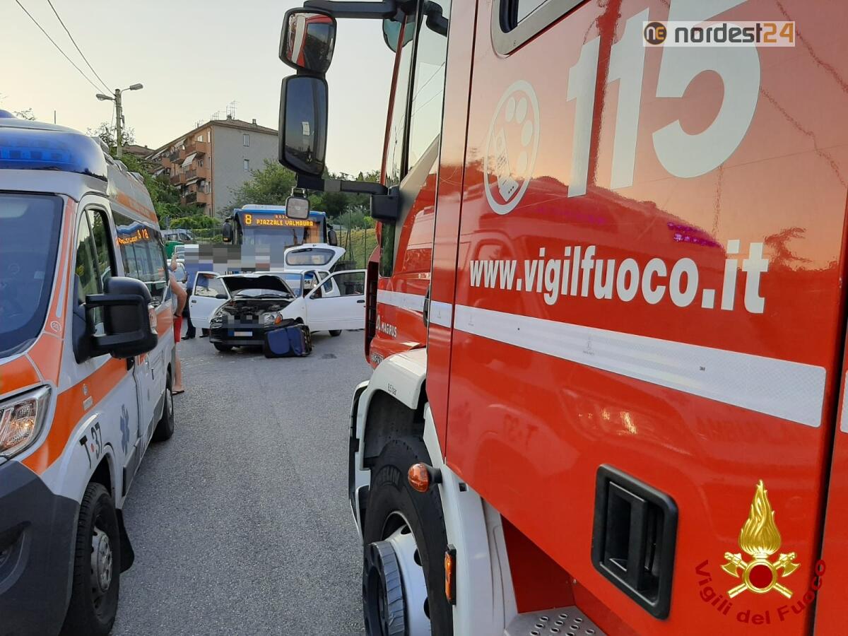 Incidente tra auto a Trieste: due feriti, uno incastrato - 