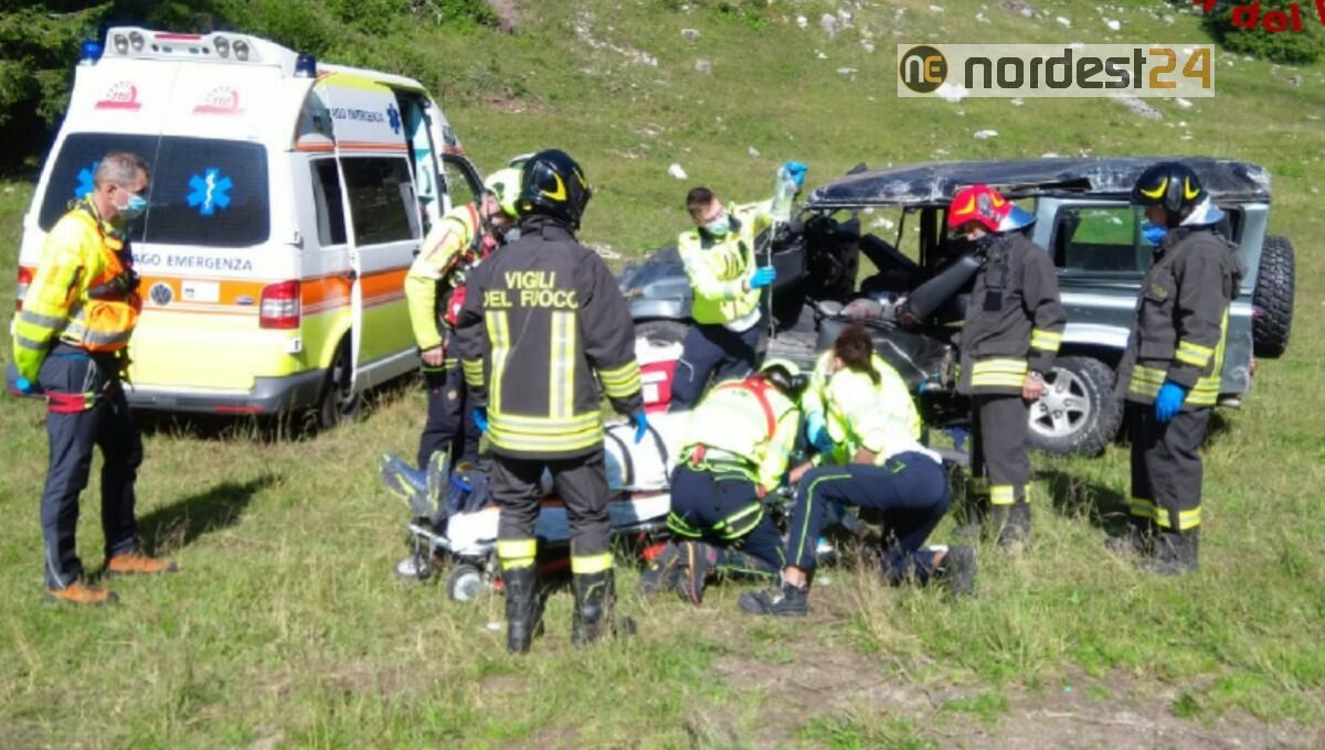 Si rovesciano con il Land Rover: taglio del tetto per liberarli - 