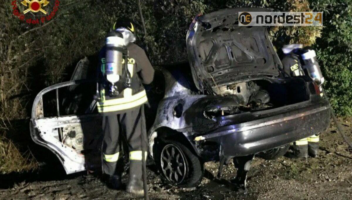 Pordenone. Si schianta, l'auto si incendia: esce appena in tempo - 