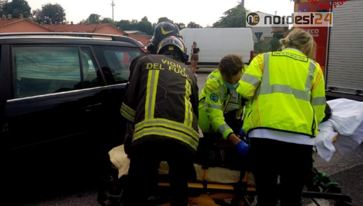 Scontro tra un furgone ed un'auto: una persona incastrata tra le lamiere - 