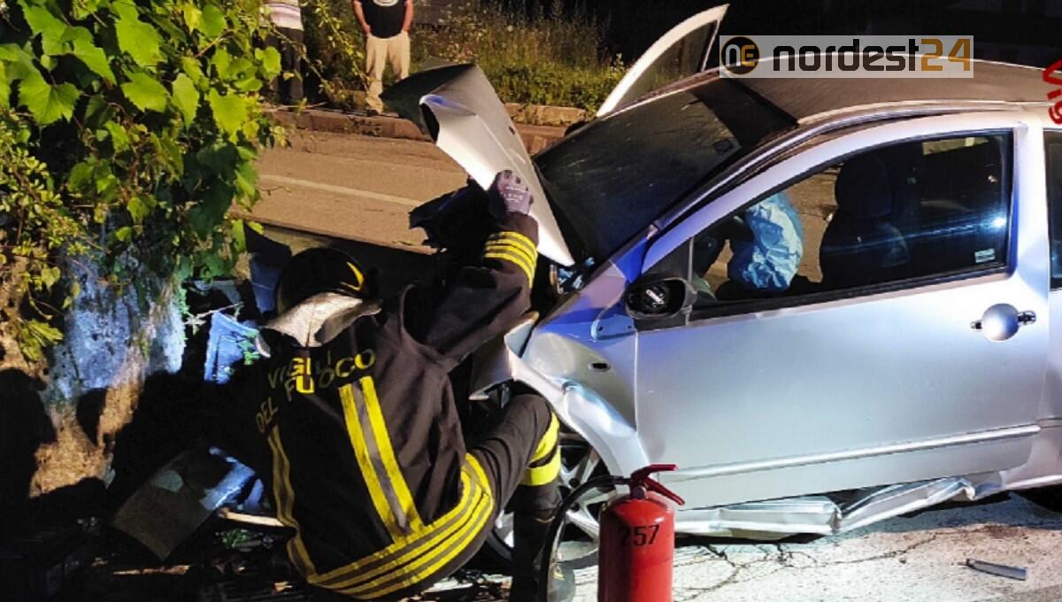 Si schianta con l'auto contro un muretto: deceduto 27enne - 