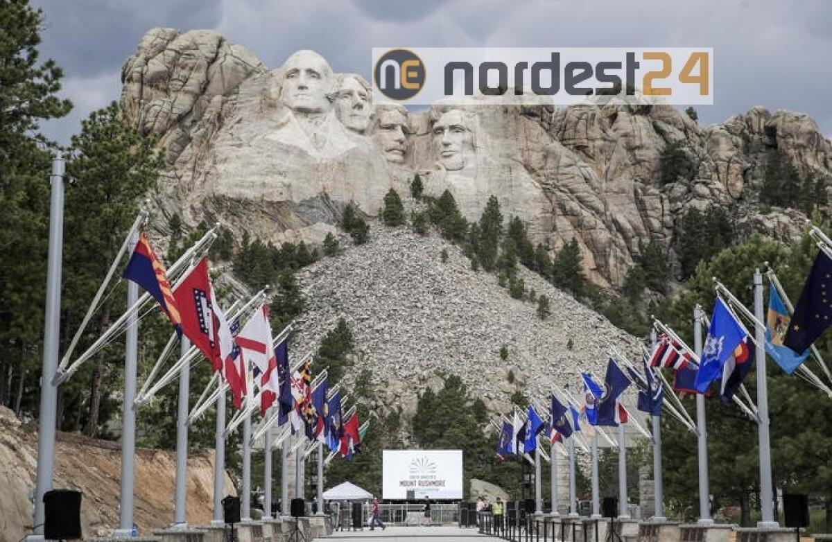 Trump a Mount Rushmore, no a mascherine - 