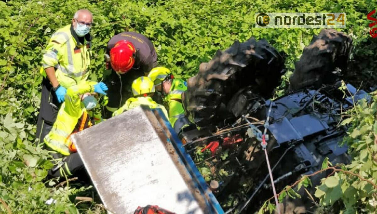 Si rovescia col trattore e rimane schiacciato: grave un 57enne - 