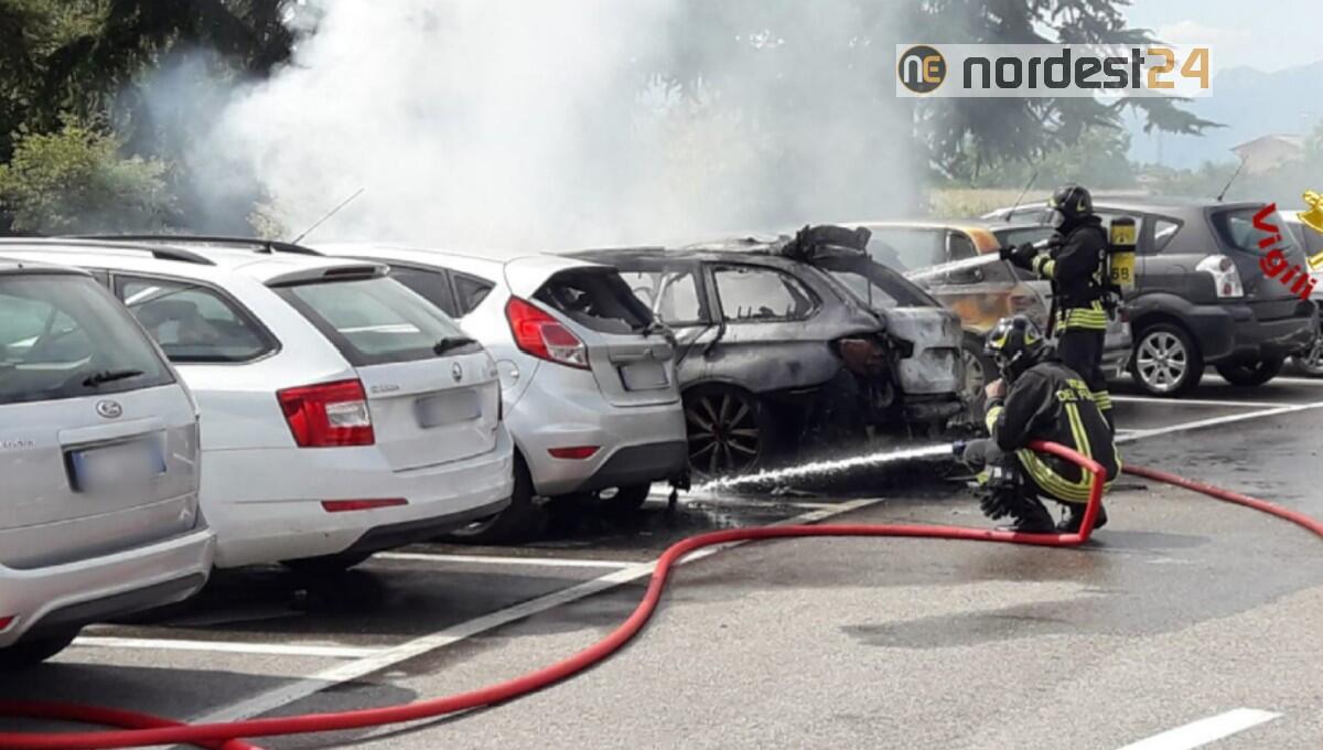 Prende fuoco un'auto, danneggiate dall' incendio altre 4 vetture - 