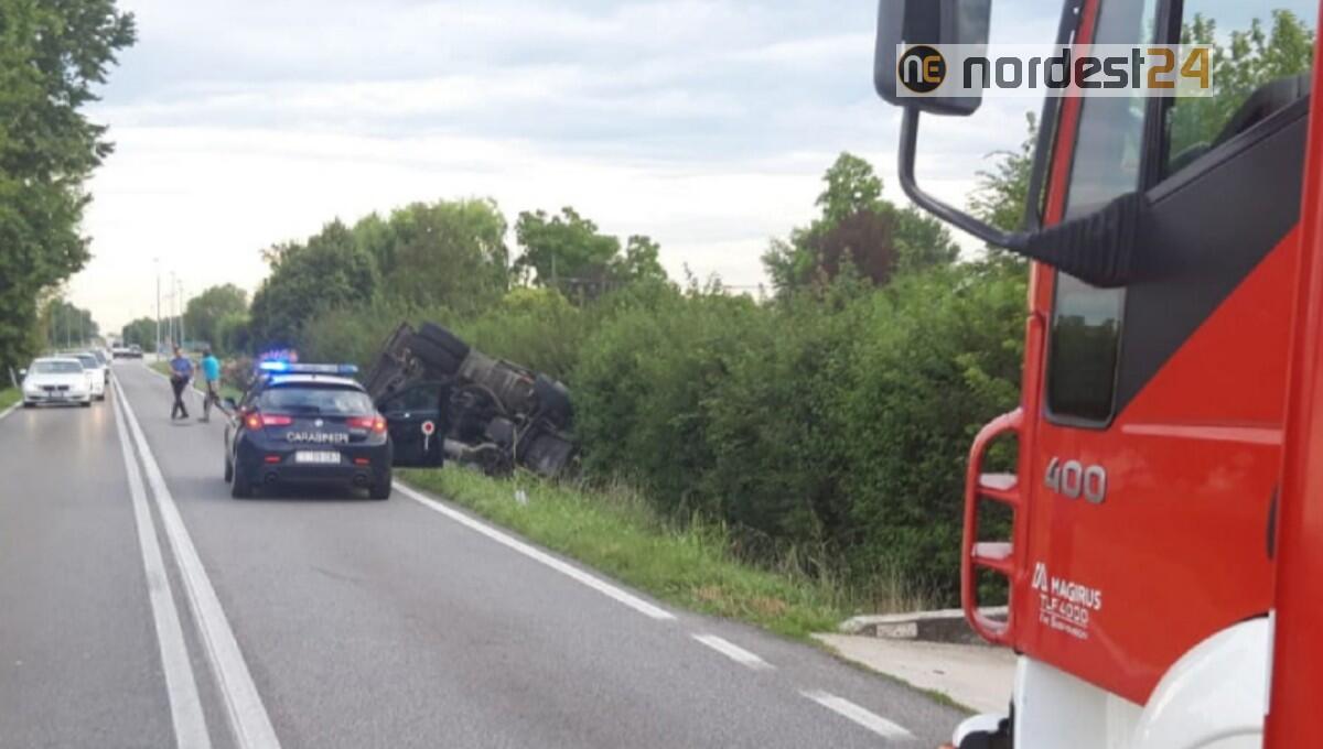 Camion si ribalta  lungo la SS14 a San Stino di Livenza: un ferito - 