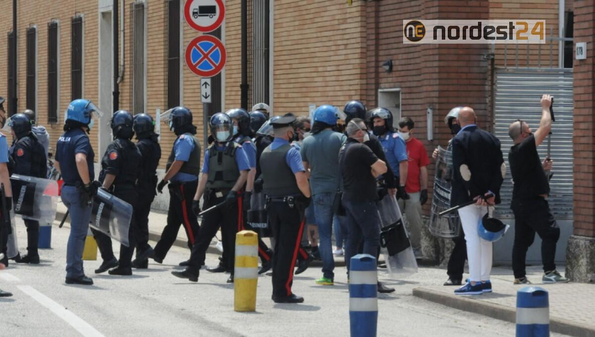 A Treviso rivolta dei migranti in caserma: "volano" PC, mobili e brandine - 