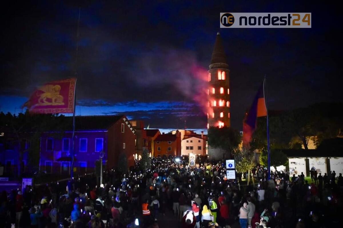 Il campanile di Caorle prende fuoco: si è rinnovata la tradizione - 