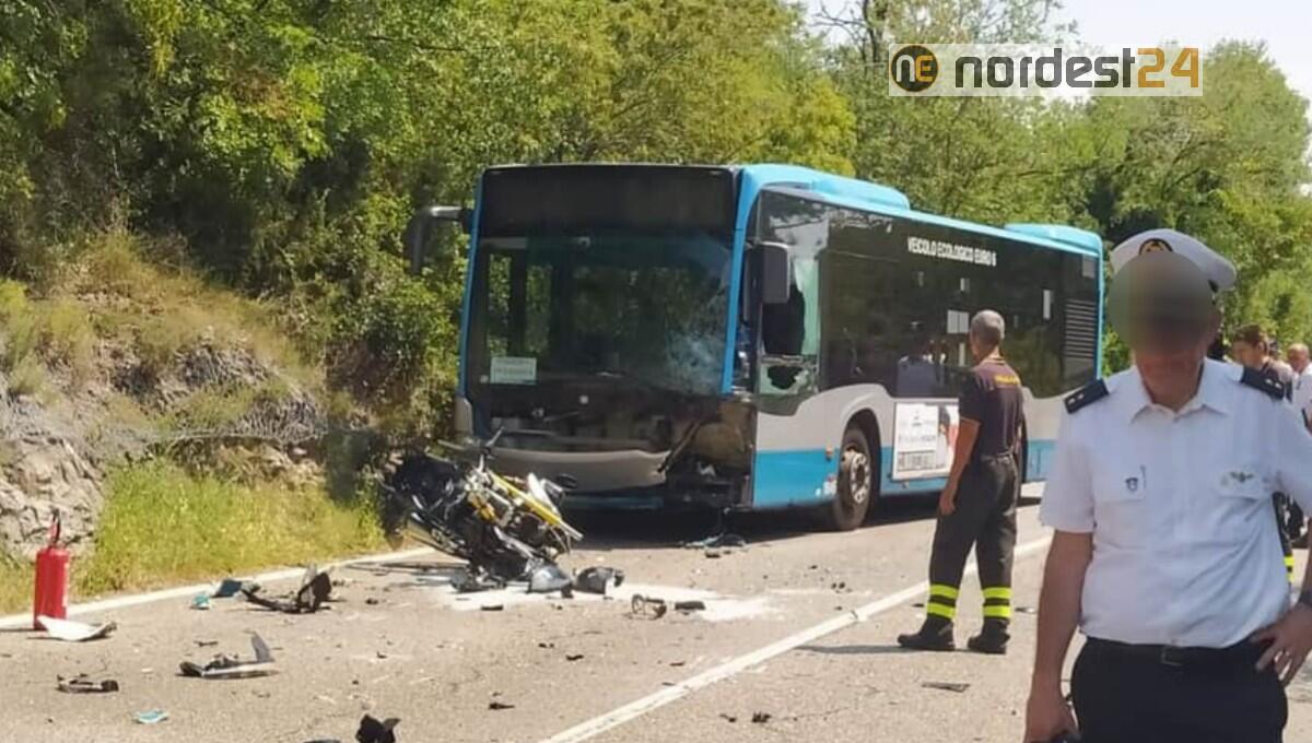 Trieste. Due moto contro il bus: morto un vigile del fuoco - 