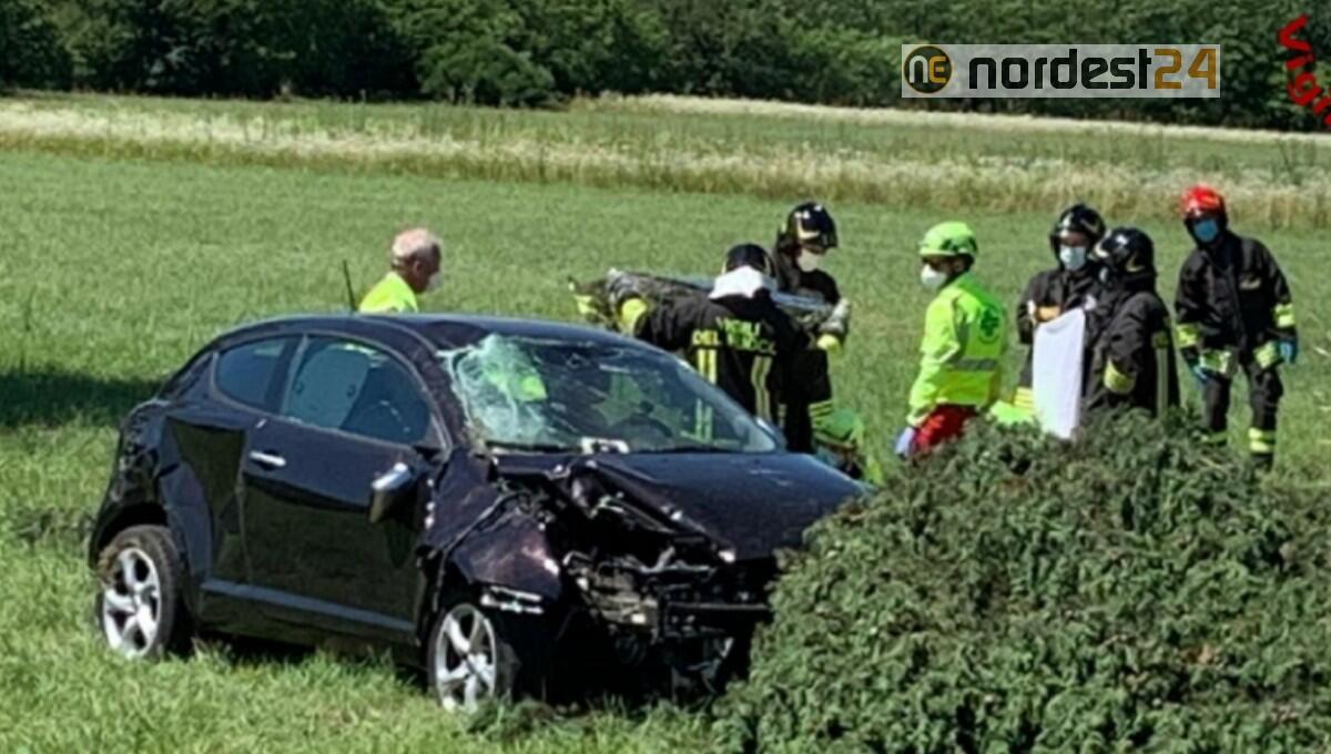 Esce di strada con l'auto ed abbatte un albero: ferita l'autista - 