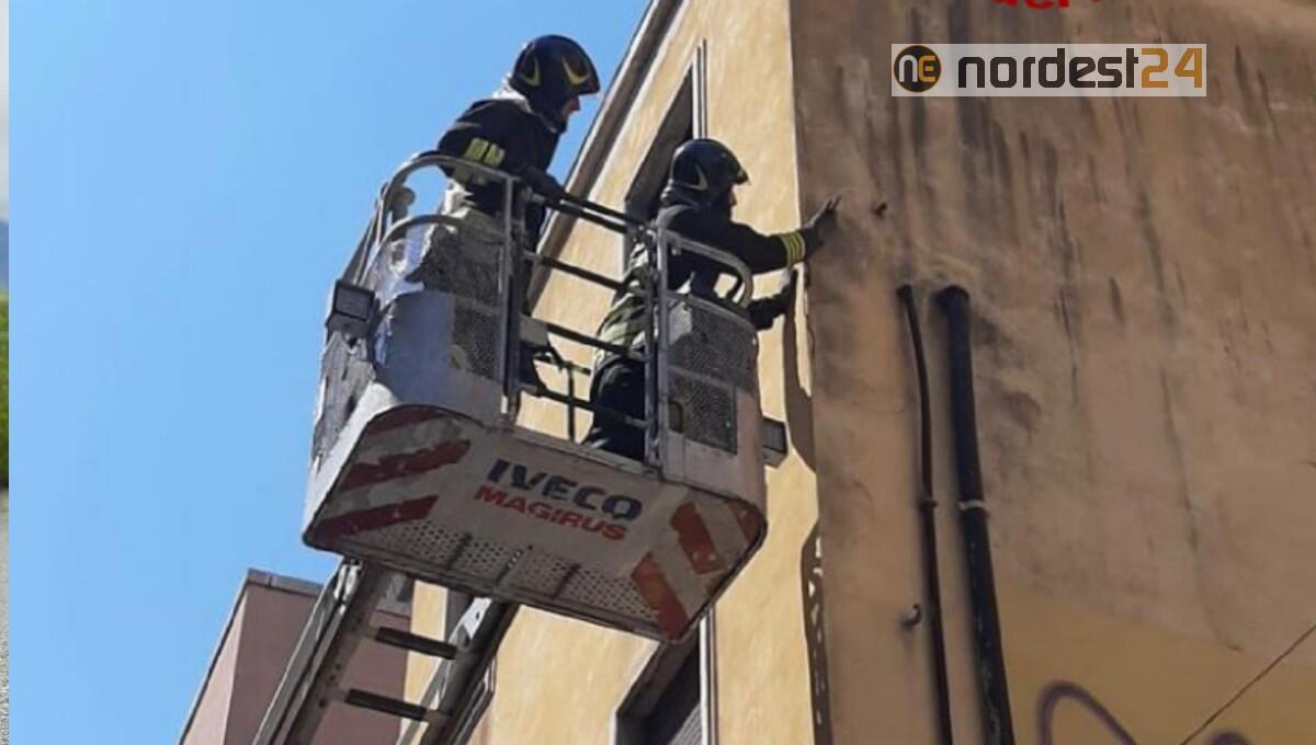 Calcinacci pericolanti da un cornicione in centro a Padova - 