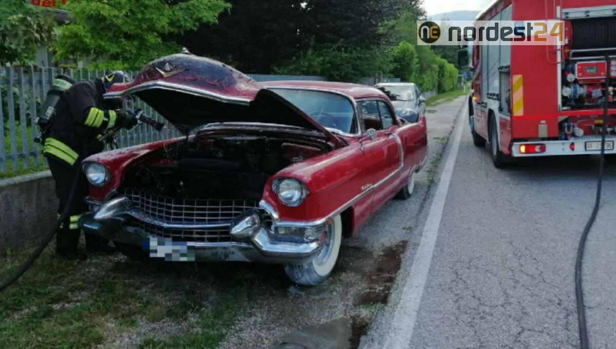 Incendio di una Cadillac del 1955 a Maniago (PN) - 