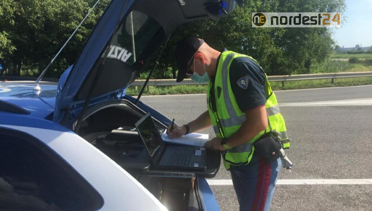 Controlli della Polizia in autostrada: un arresto, patenti ritirate e sanzioni - 