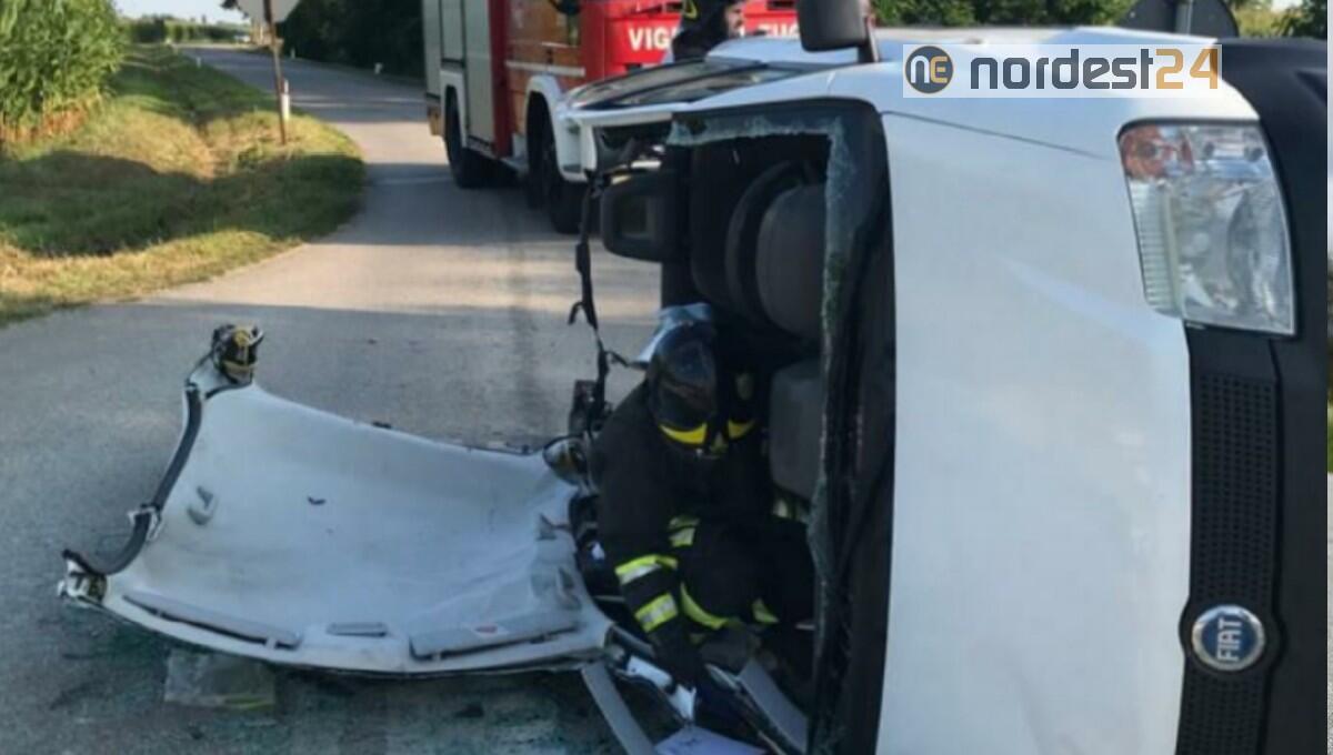 Sedegliano. Scontro tra 2 auto: taglio del tetto per liberare una persona - 
