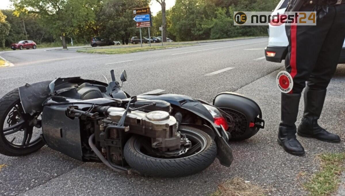 Scontro tra auto e scooter: grave un 17enne, traffico in tilt - 