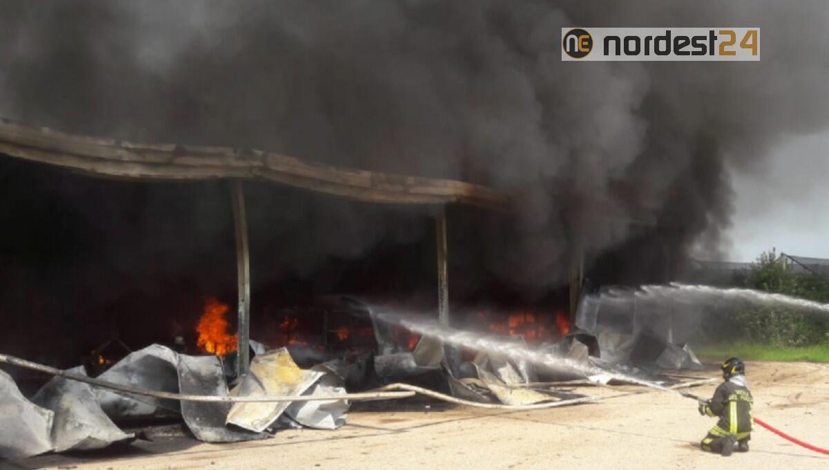 Incendio di un capannone: distrutti i mezzi agricoli, danni ingenti - 