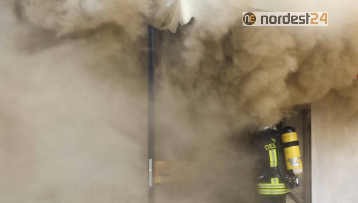 Incendio in un ricovero attrezzi: colonna di fumo visibile a chilometri - 