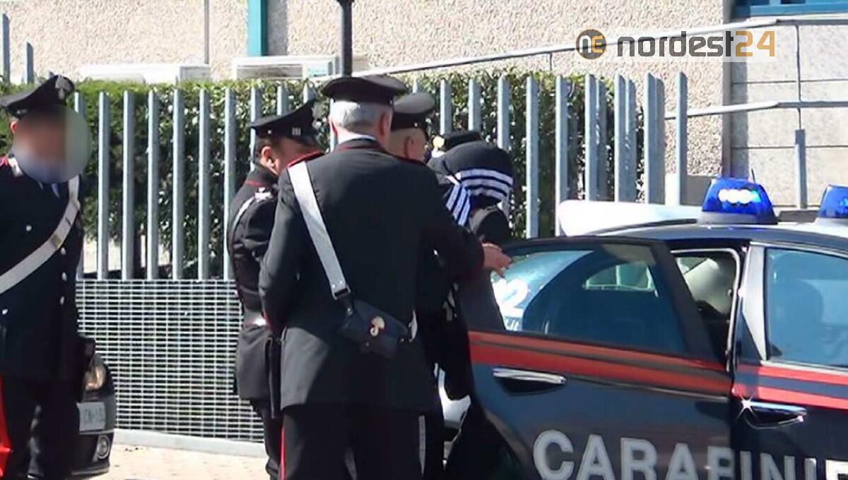 Lignano. Cuoco lancia sedie e tavoli, poi picchia i carabinieri: arrestato - 