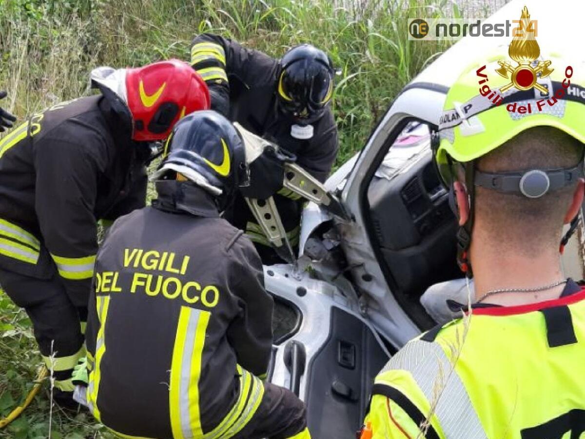 Incidente ad Azzano Decimo: autocarro finisce nel fossato - 