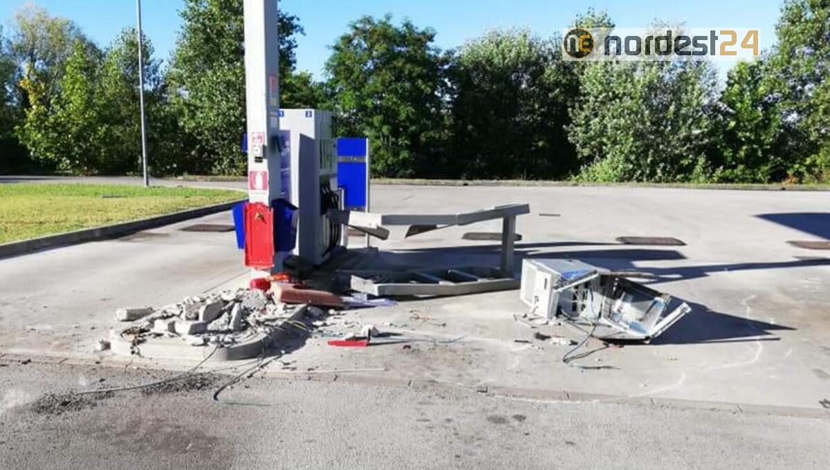 Cervignano. Assalto al distributore con la ruspa: sradicati i bancomat - 
