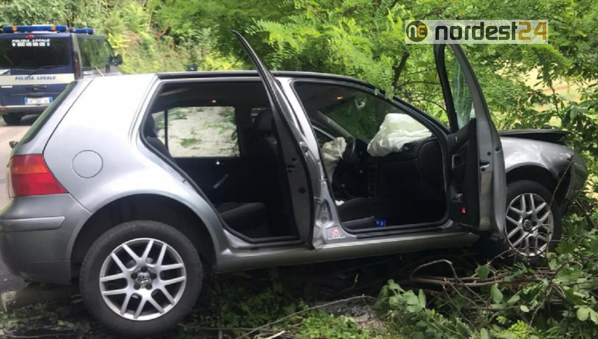 Perde il controllo dell'auto e finisce nella vegetazione: donna ferita - 