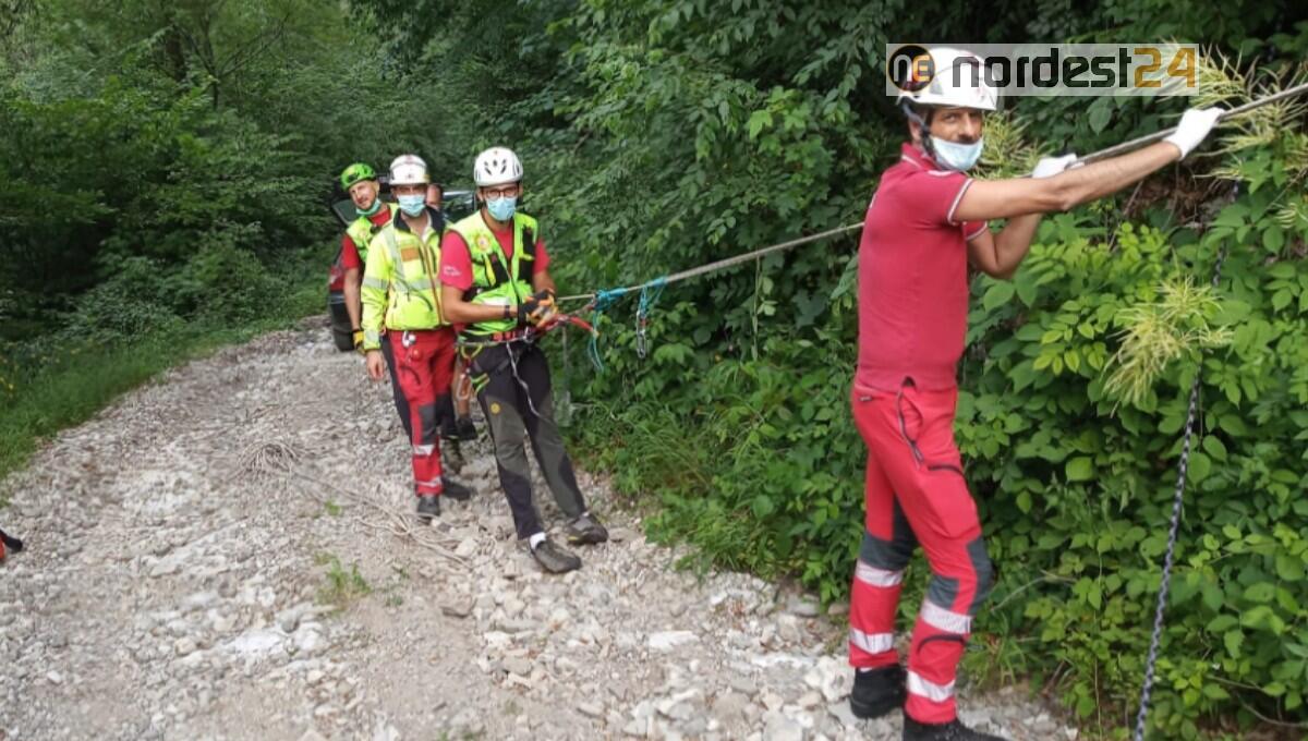 Trevigiana cade per 10 metri lungo il Cammino Celeste a Prossenicco di Taipana - 