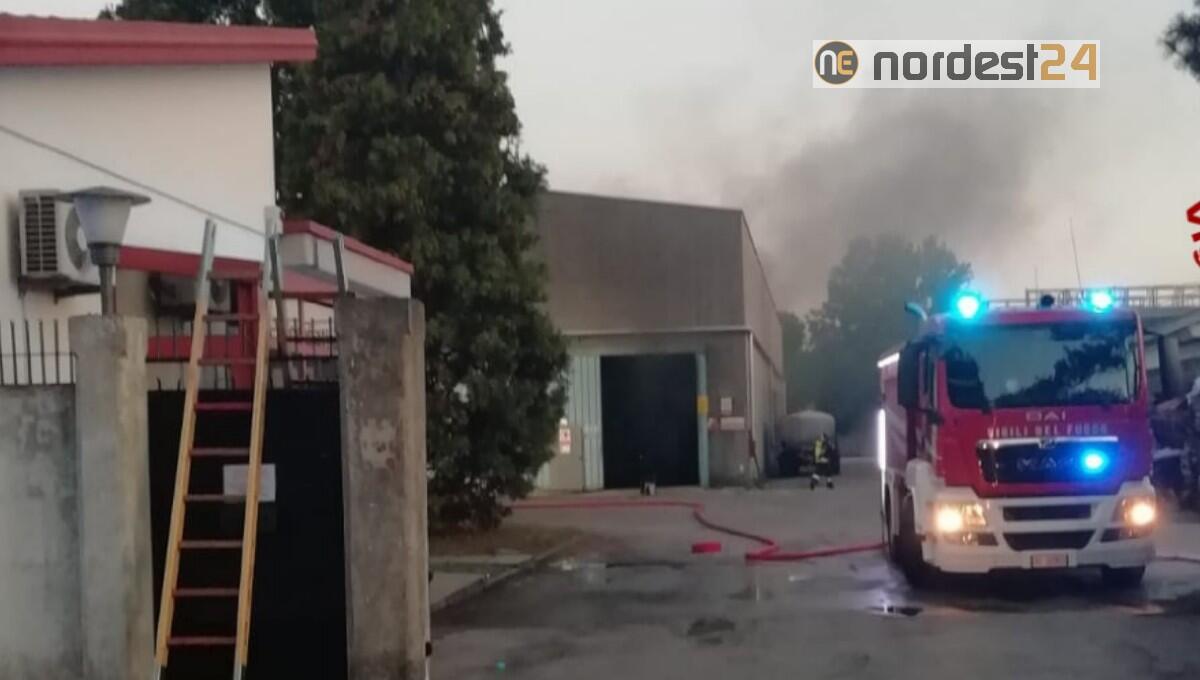 Mestre. Principio d'incendio in un'azienda di prodotti chimici - 