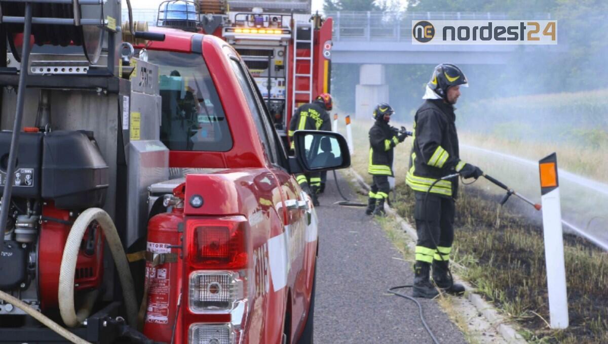 Incendio di sterpaglie lungo l'autostrada: lambito dalle fiamme un furgone - 