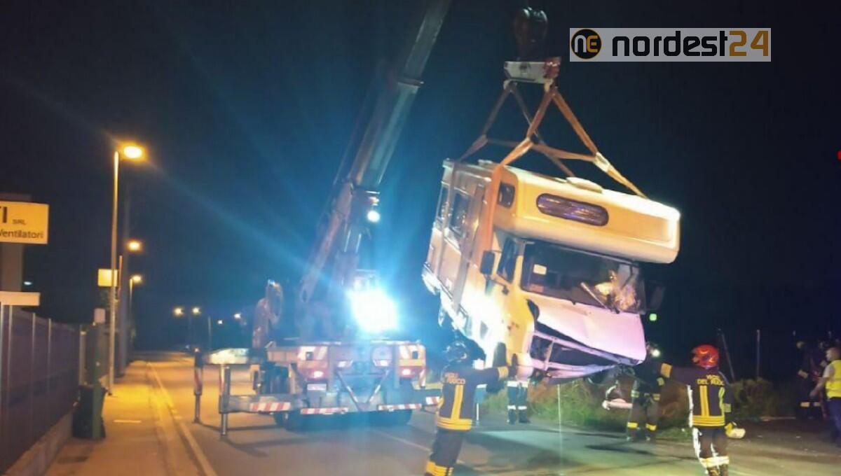 Camper esce di strada: fuga di gas dalla bombola GPL - 