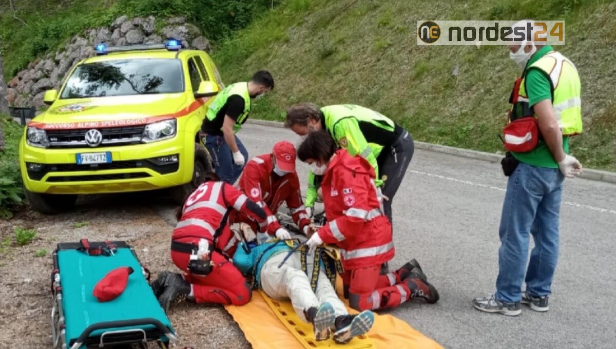 Cade sul sentiero a Cima Sappada: udinese recuperata dal Soccorso Alpino - 