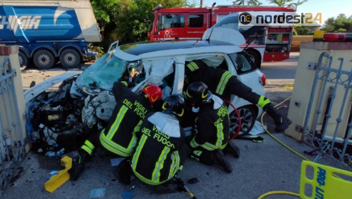 Grave incidente ad Azzano Decimo: scontro frontale auto - camion - 
