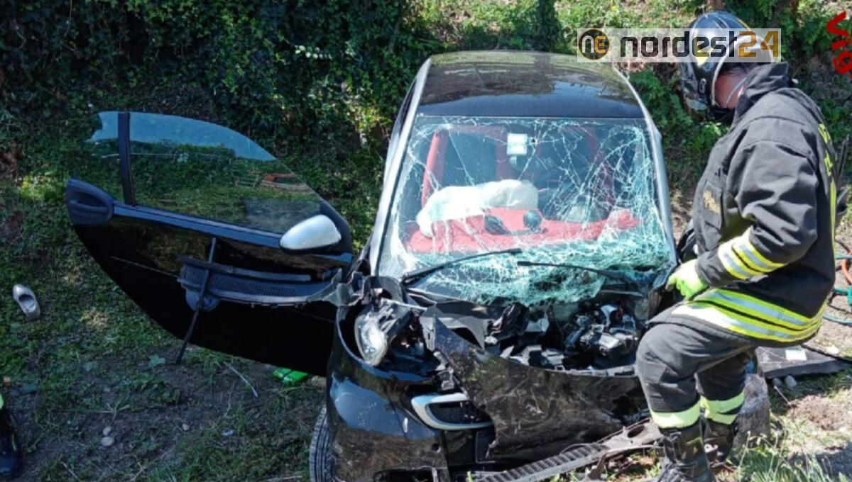Scontro tra 2 auto: due donne restano incastrate nella Smart - 