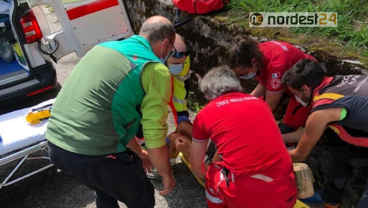 Scivola lungo un pendio per 25 metri: 89enne soccorso con l'elicottero - 