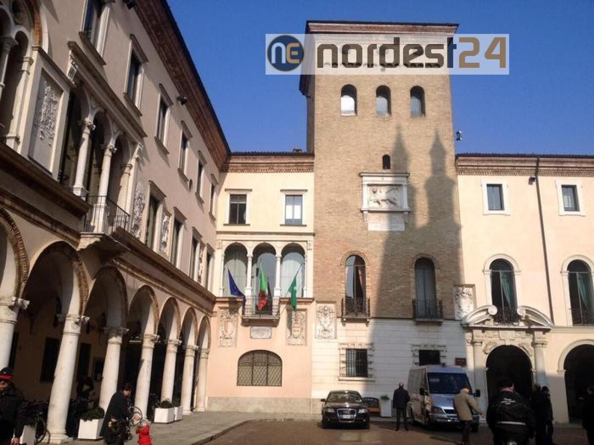 Si dà fuoco a Crema, passanti filmano - 